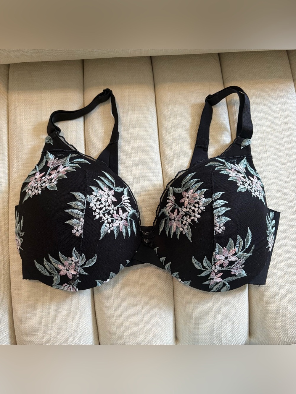 La vie en rose sleekback black embroidered bra size 34 D